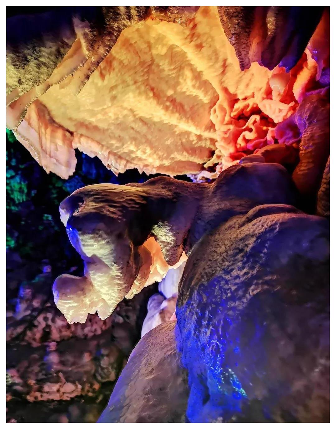 湖北远安太清洞亿万年钟乳石遭游客掰断令人惋惜