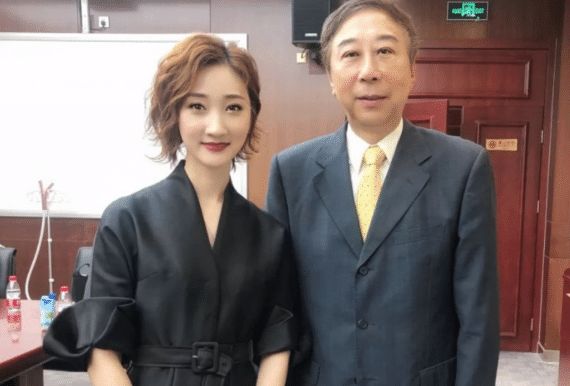 62岁冯巩一家近照,老婆风韵犹存,35岁儿子颜值一言难尽