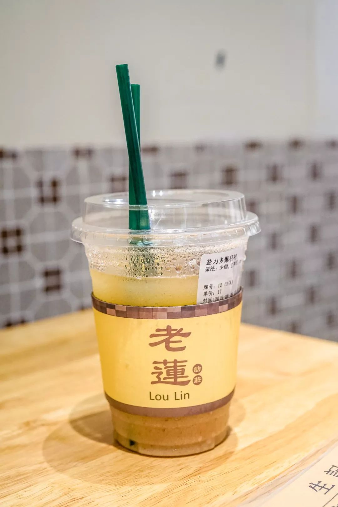 而我就最喜欢益力多爆孖柠,酸涩带甜,柠檬香味巨巨巨清新,专治盛夏不