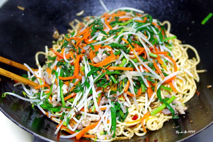 喷香的家常炒面,因为有意选择颜色各异的配菜,目的很简单:五彩缤纷的