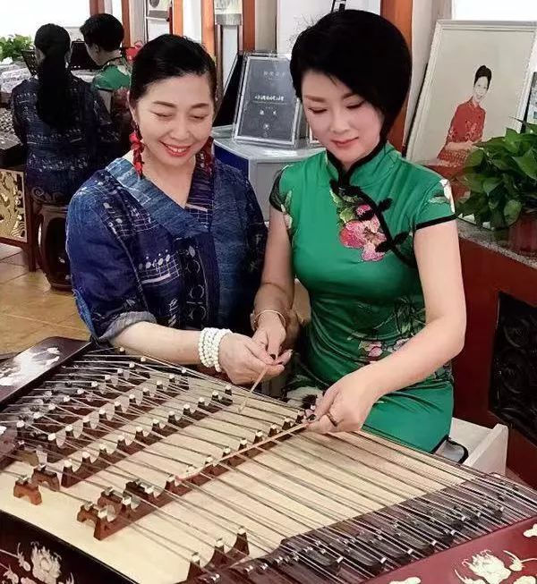 不知不觉,跟扬琴结缘已经30年了,练琴,弹奏成为了我每天生活的一部分.