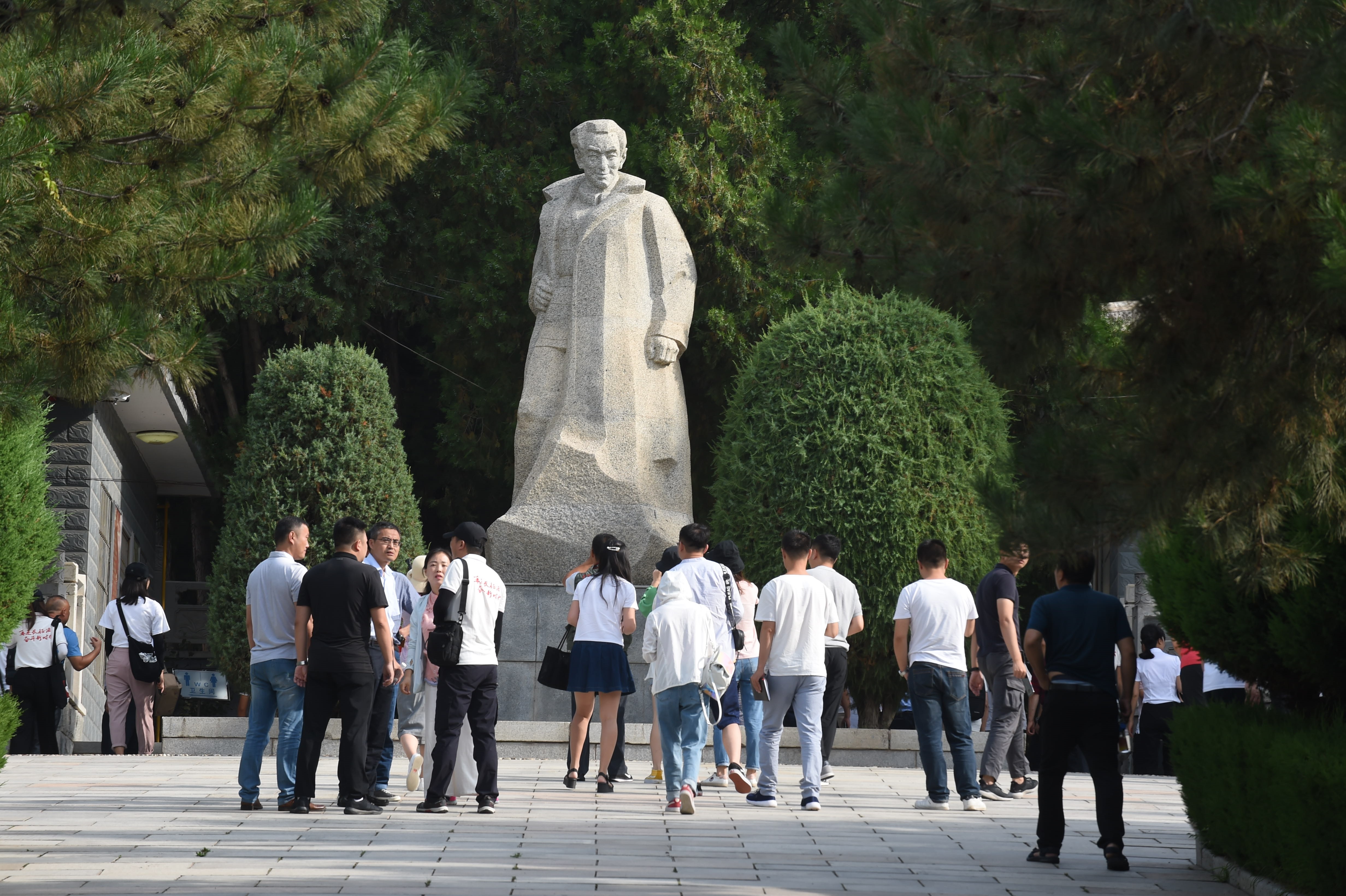 参观者在刘志丹烈士陵园参观(8月8日摄)