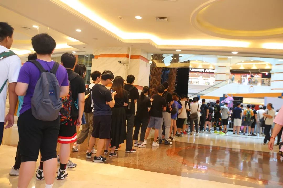 排队竟然这么长长长长?