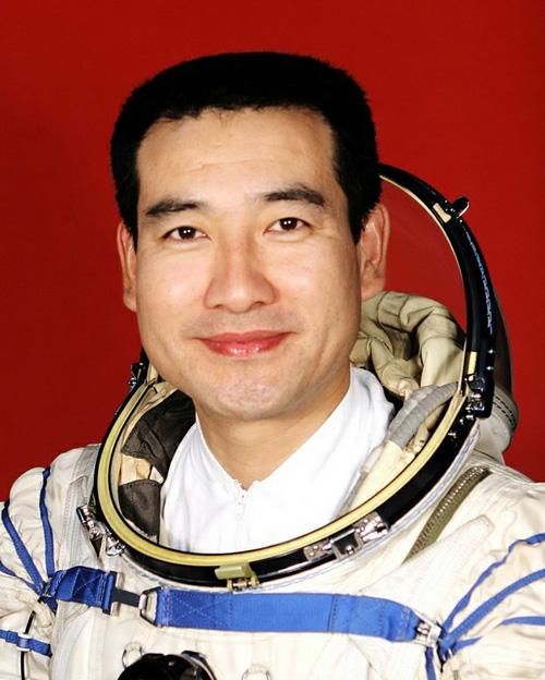 我与祖国共成长 | 翟志刚:太空漫步 国旗飘扬