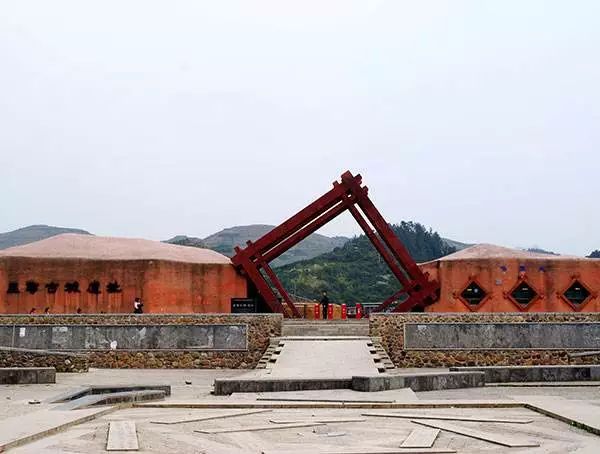 本世纪初,湖南省里耶镇曾发现了一个秦代遗址——里耶古城遗址.