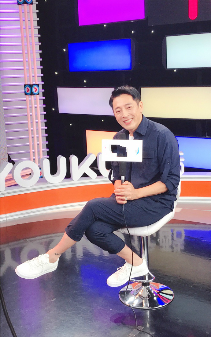 原创史上最帅令狐聪近照53岁仍帅气有型与小师妹岳灵珊甜蜜互动