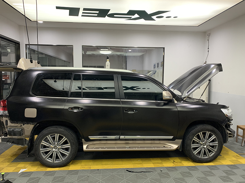 2017款丰田兰德酷路泽5700陆巡57v8车身改色贴膜车衣裳电光金属黑