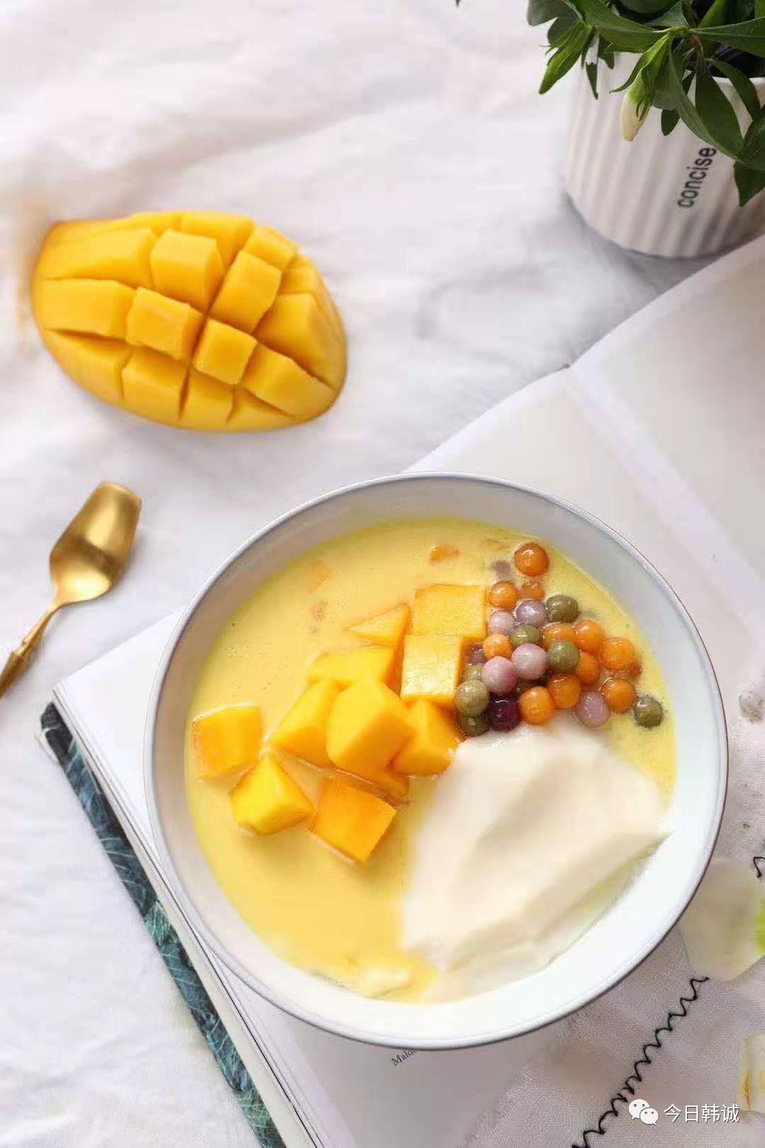 冉园的豆花有种类繁多的搭配花样,水果,花生,蔓越莓,西米.