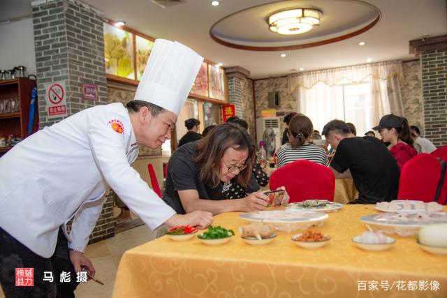 横县鱼生非遗传承人余师傅从业二十多年,是中国烹饪大师,广西十大名厨