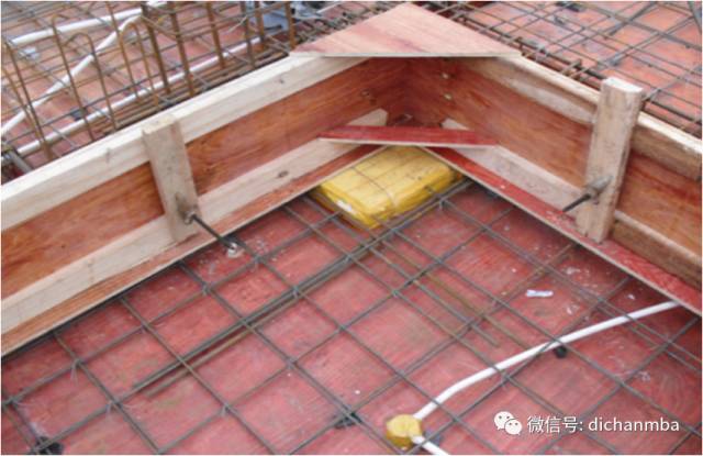 卫生间吊模质量管控工艺说明:低于楼面50mm的支设,拆完模后有凹槽,无