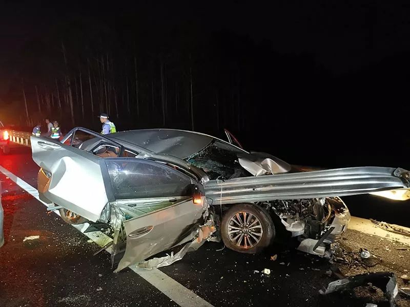 去开海节晚上走高速路谨慎丰田卡罗拉撞成麻花视频惊魂