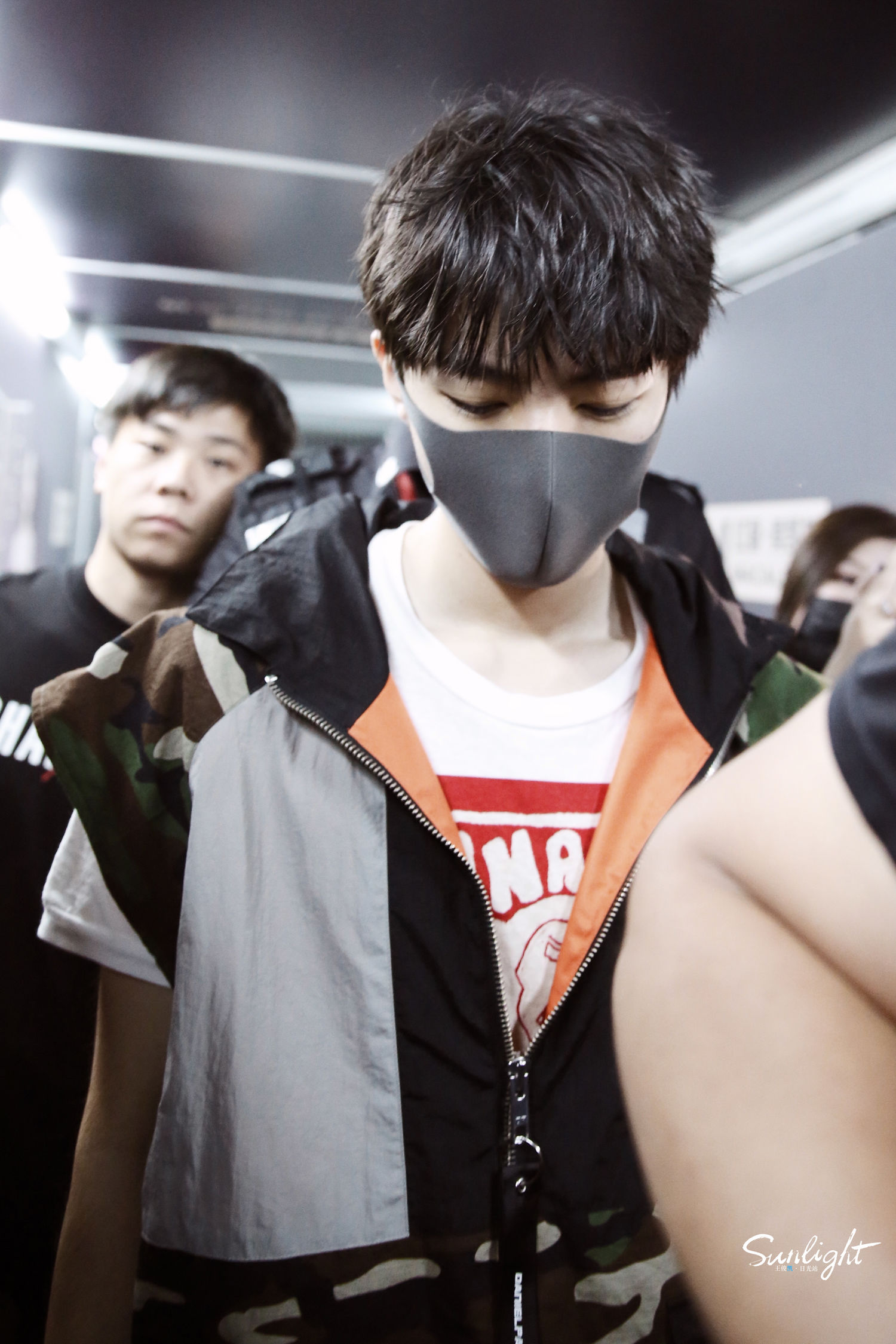 王俊凯现身成都机场飞上海敬业凯待开启下一场品牌活动