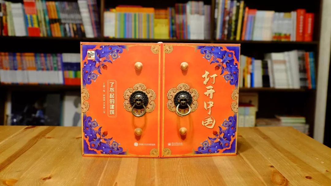 镶嵌的锌合金门把手,更是让小朋友触摸到兽面衔环—故宫的门环,感受到