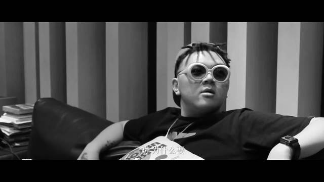 艾福杰尼一直致力于用音乐作品表达年轻人的声音,传递乐观,拼搏,向上