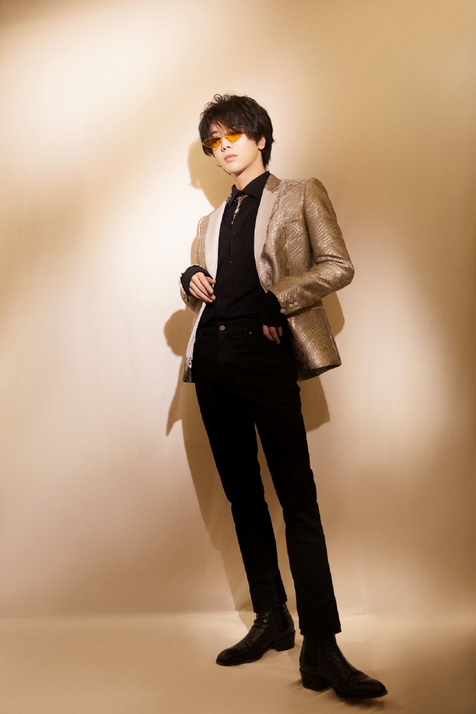 原创华晨宇又穿偏了,戴金属指套挑战"妖后造型",妩媚感油然而生