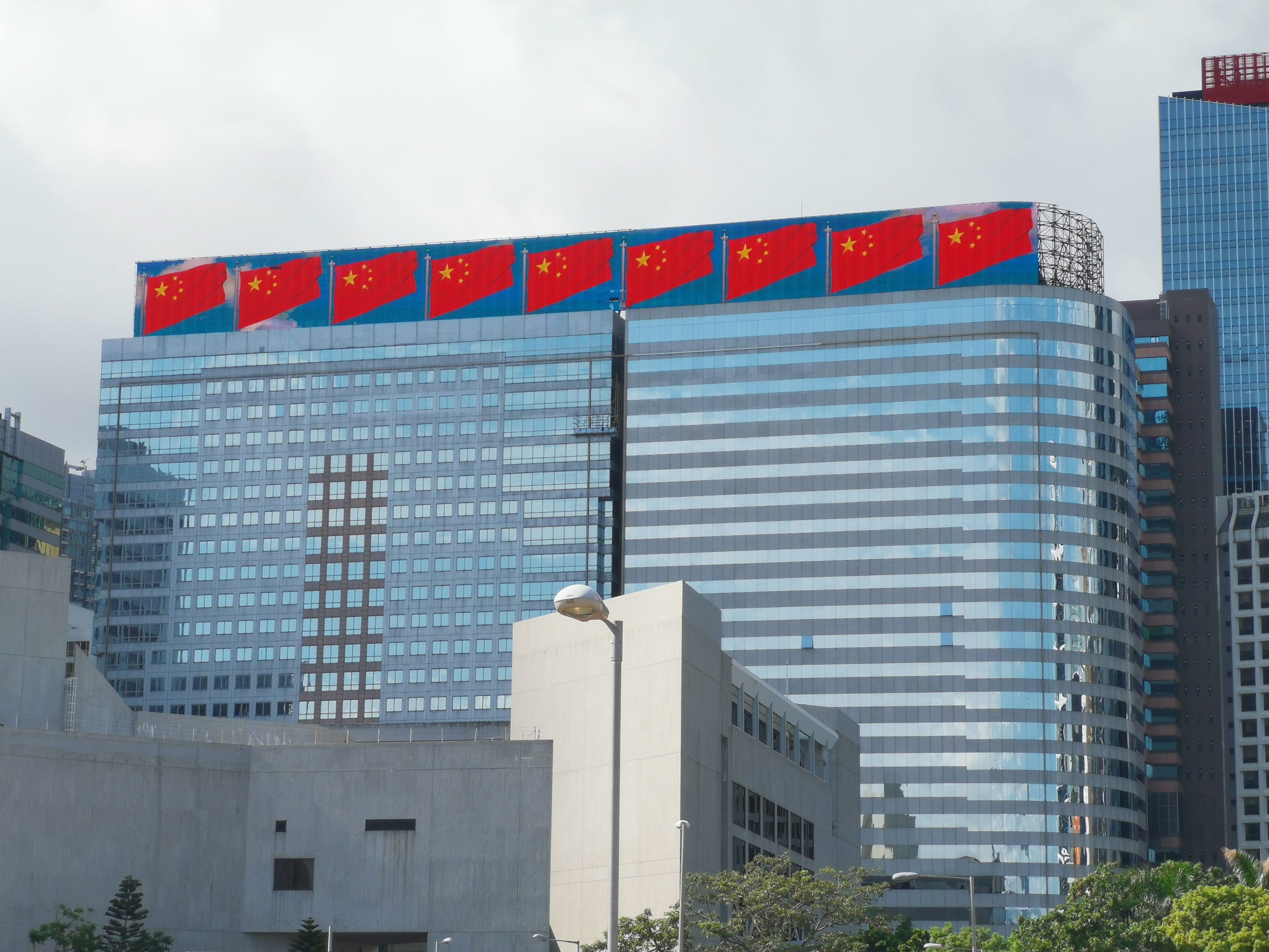 恒大香港总部大楼五星红旗飘扬,传递爱国正能量