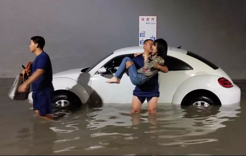 市區南江濱一橋洞做大水了!一部車被淹,女司機被困,還好這個公主抱