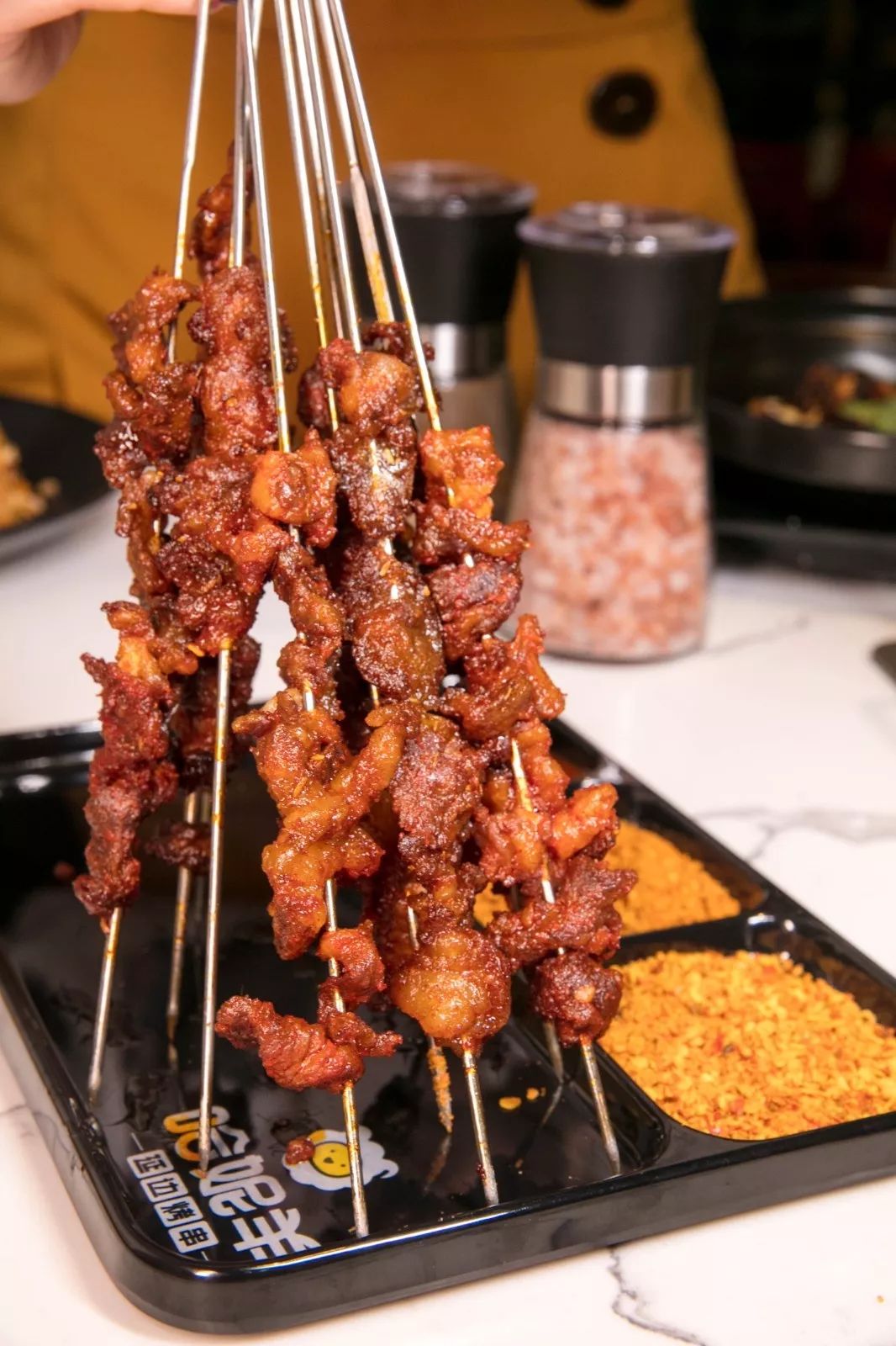 选用黄牛肋条肉的珲春串,在距离深圳3580公里的老板老家才能吃到,腌制