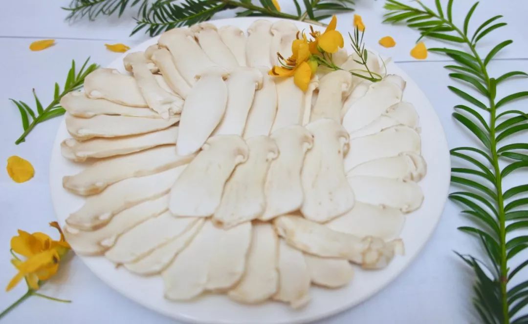 鸡枞1青头菌1竹荪1鸡油菌1干椒见手青1店内还有更多种类新鲜的菌在