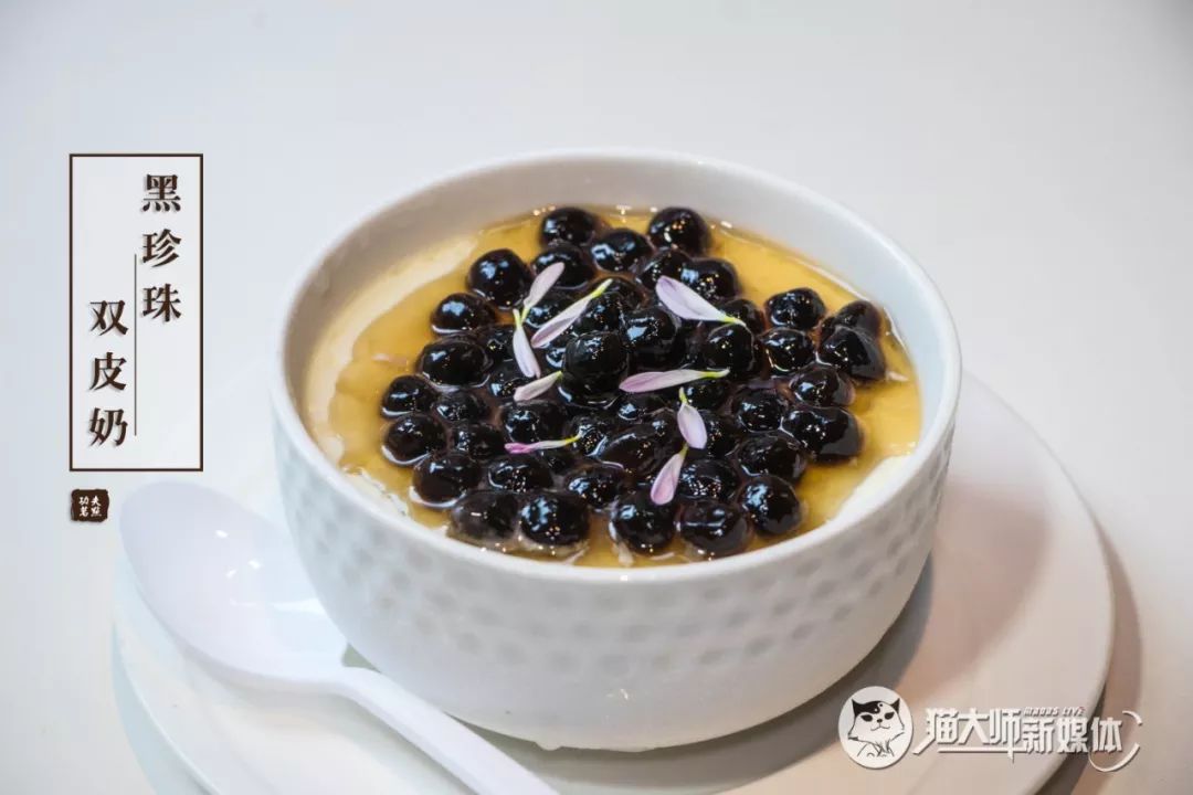 天热的时候,就需要黑珍珠双皮奶拯救没胃口啦爽滑可口的双皮奶q弹有嚼