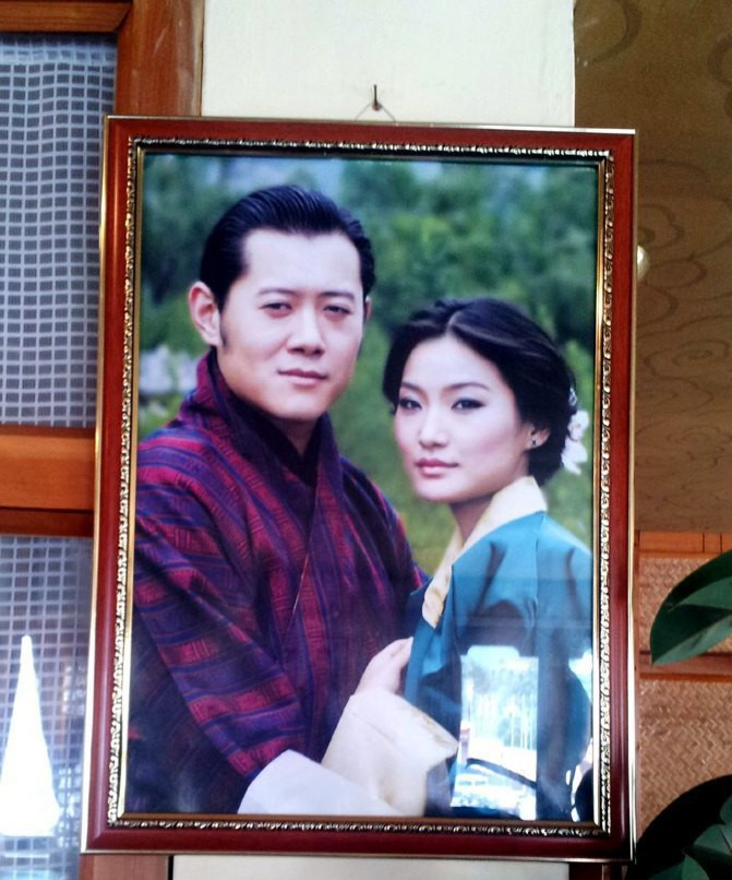 (不丹的国王和王后)6,佛教戒律很严不丹的国教是藏传佛教噶举派,国内