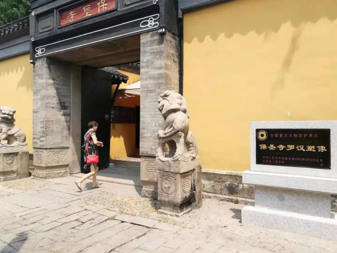 我们重点参观了"天下罗汉两堂半"中的半堂——保圣寺罗汉