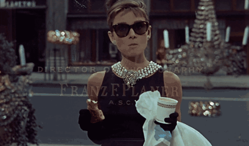 整体造型颇具巧思.再饰以长手套和珍珠项链,堪称小黑裙中的代表作.