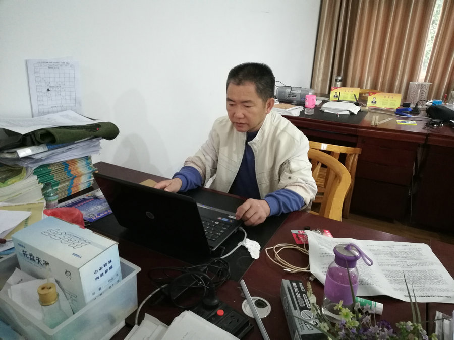 赵通国老师伏案工作情景赵通国老师参加全国中小学班主