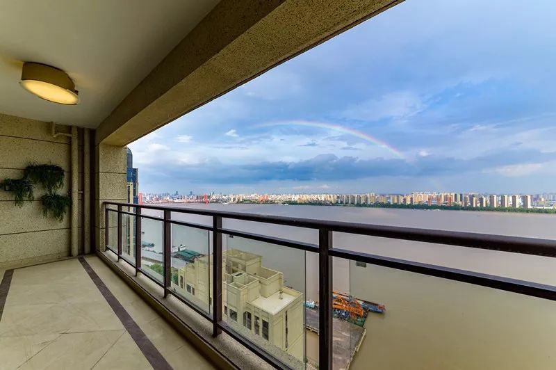 最后的机会滨江一线江景毛坯房均价约19500元㎡