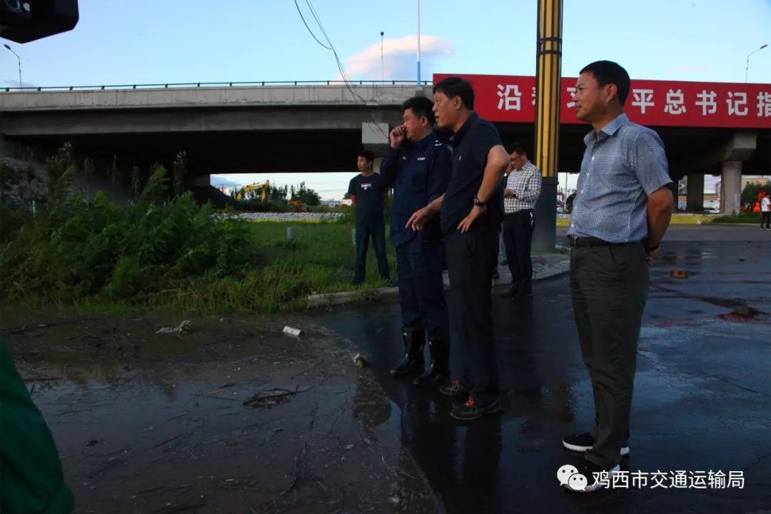 15日的暴雨造成雞虎高速公路多處滑坡和泥石流,對過往車輛造成極大