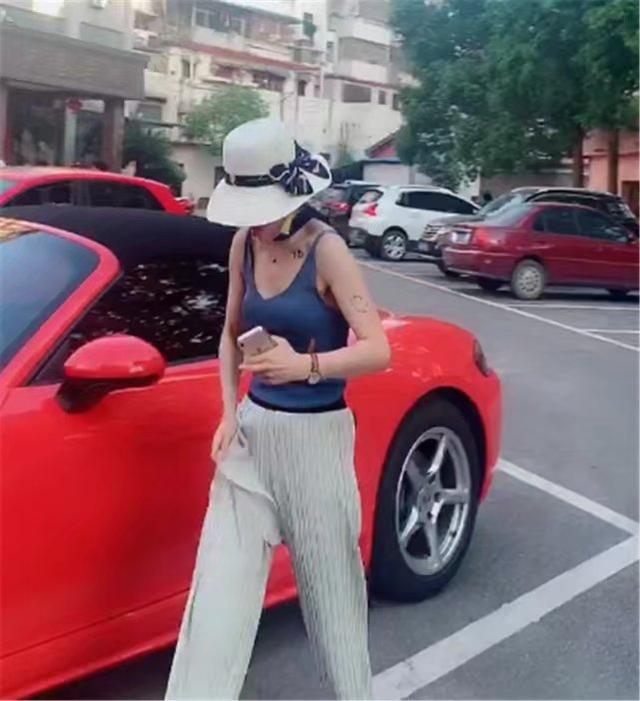 街拍一保时捷,5.6秒破百,女车主戴白帽,模仿"重庆白帽姐"