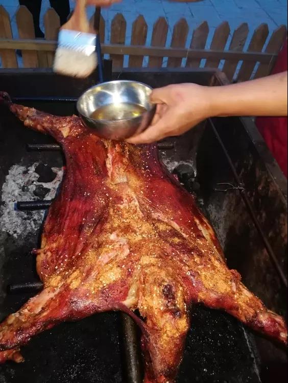 今天又跑这里吃烤全羊了,没办法!上次吃完回味好久!
