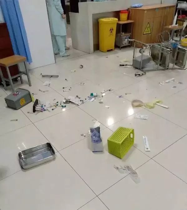 昨晚现场视频和图片▼当时现场一片狼藉!从报料的内容看昨晚发生医闹!
