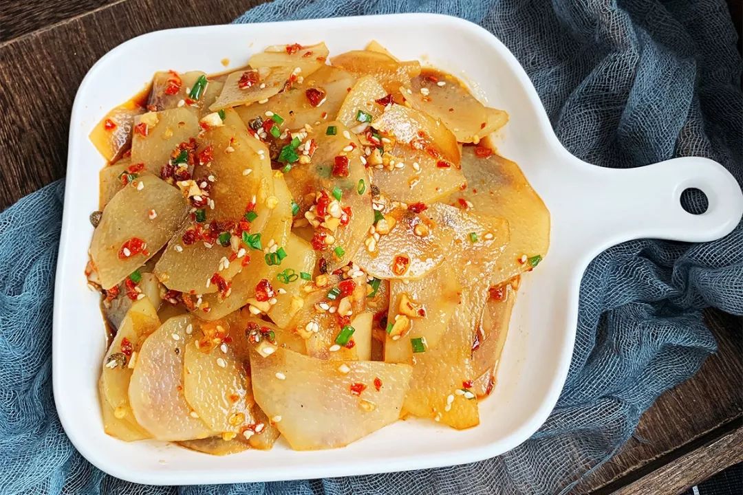或者做一份酸酸辣辣的凉拌土豆片,简单方便,酸辣清爽,绝对是凉拌小菜