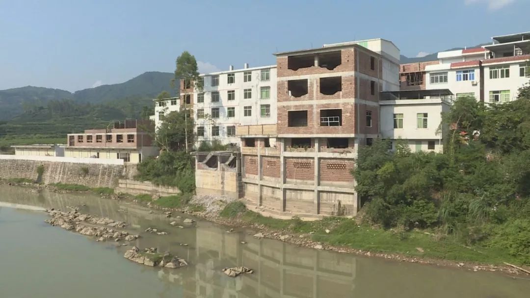 群众反映,秀峰乡坪东村店凹圩10号的冯丁州填埋100平方的河道建房子.