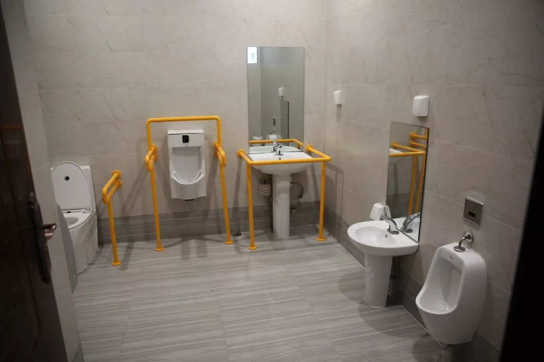 公共厕所内部设计图片
