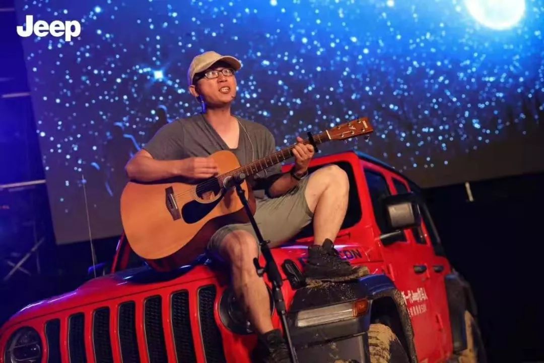 车友&歌手阿毛,在东海音乐节为观众演奏如果您也希望与这样一群充满