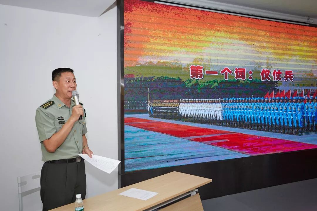 语言朱佳春上校就自身的经历朱佳春上校从军三十载参加过4次驻港部队