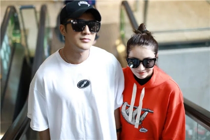 姜潮夫妇现身机场牵手亲吻太恩爱,麦迪娜手上婚戒抢镜_席城