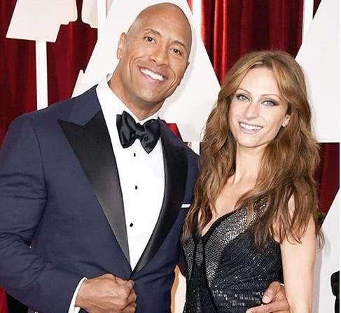 巨石强森晒婚纱照宣布结婚喜讯,与妻子相恋12年已生下两个女儿