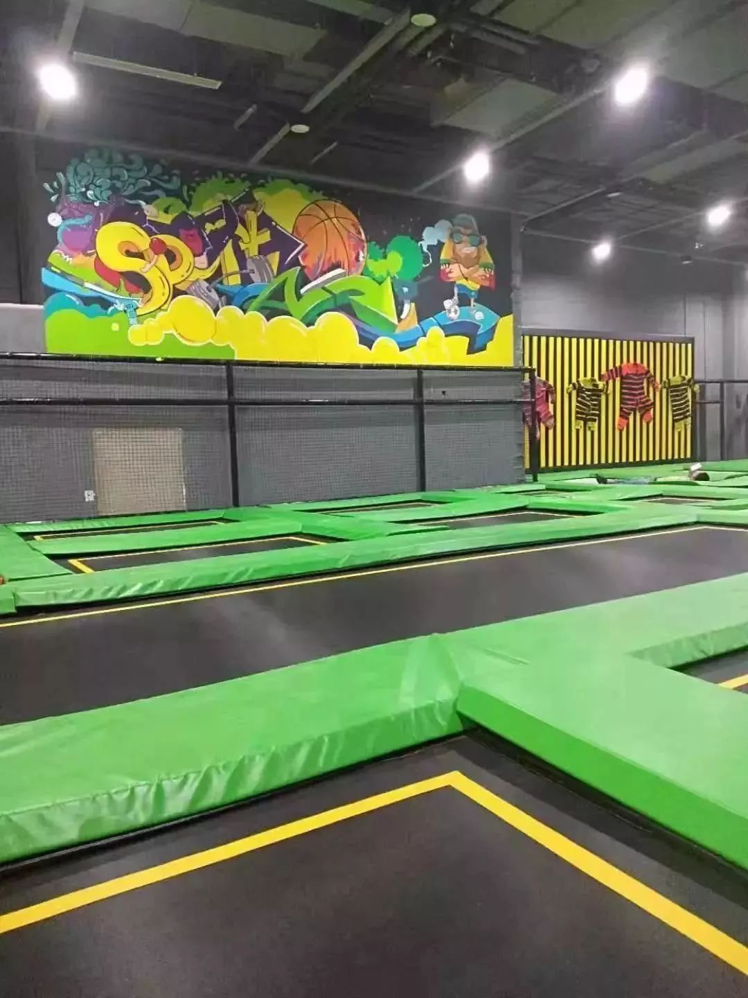 西三环六里桥附近新开2000㎡蹦床公园现在只要299元起