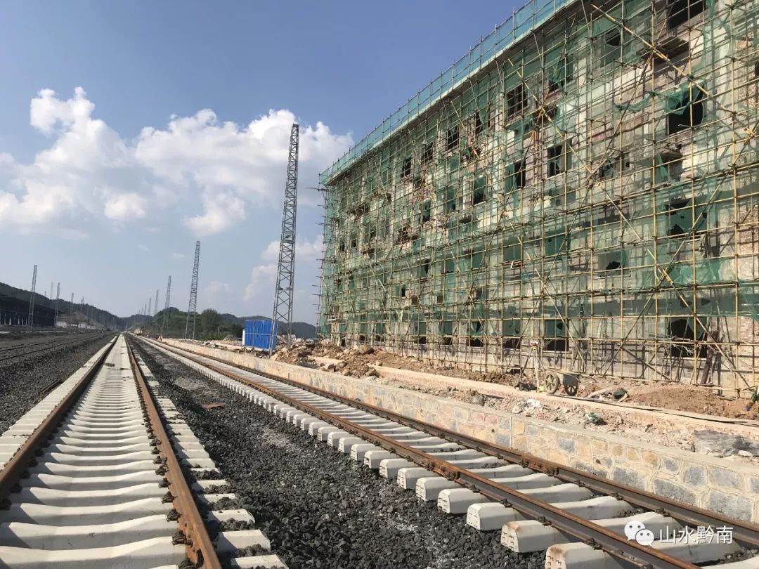 瓮安火车站是瓮马铁路拟设的五个车站之一,车站设有到发线4条,贯通式