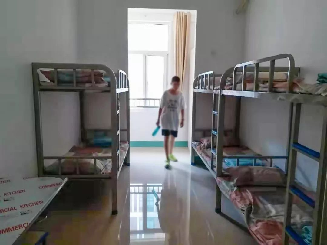 宿舍餐厅啥样子?内部图曝光~_南阳市