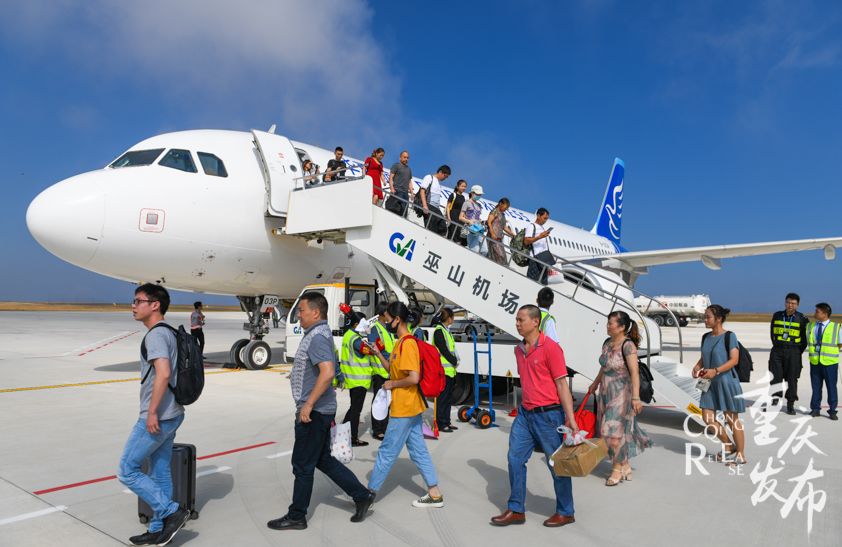 往返重庆每周四班,每周一,周三,周五,周日有航班,由crj900飞机执飞