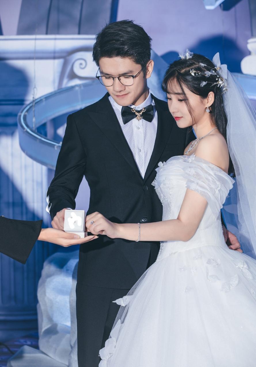 的婚礼,最最幸福的未来";10月5日,两人大婚,若风表示"会对老婆负责