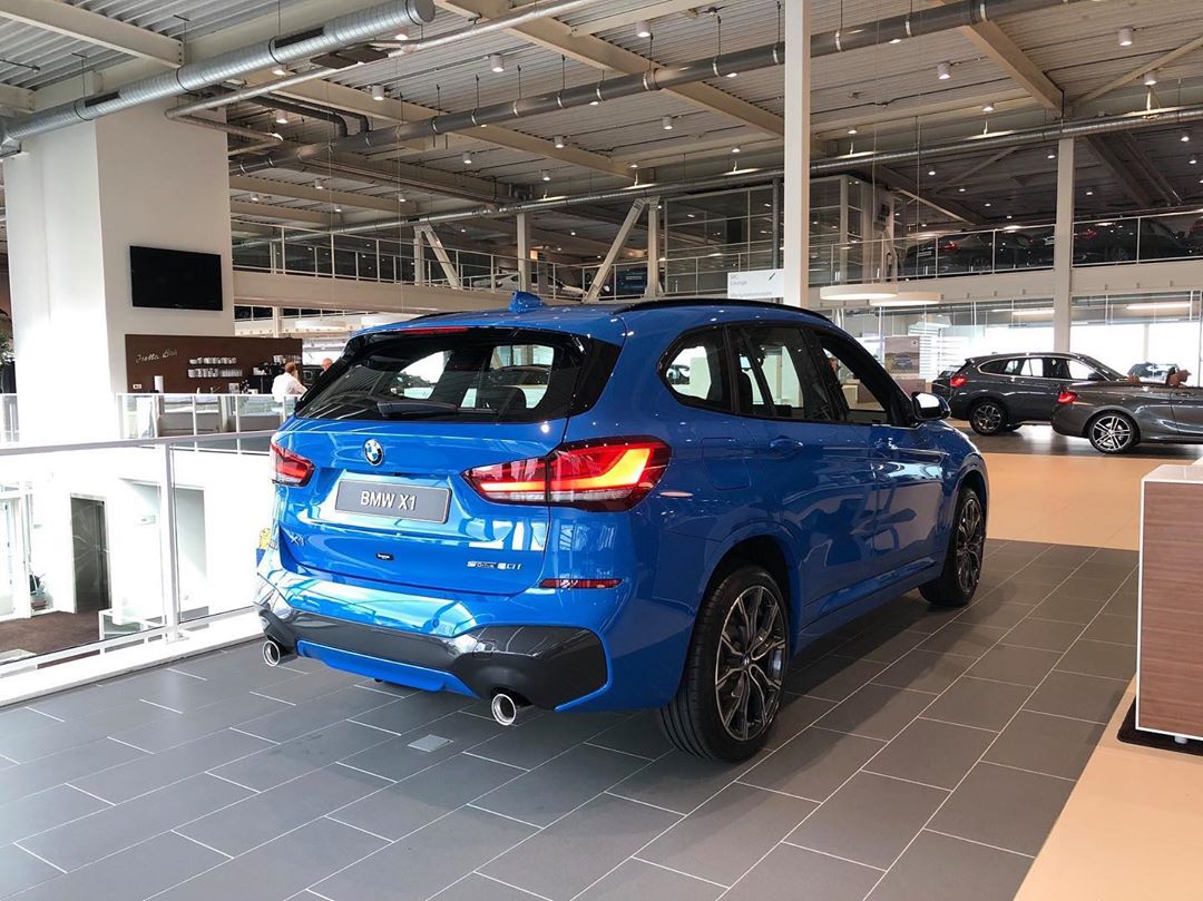 蓝色的运动感新款宝马x1海外实车到店