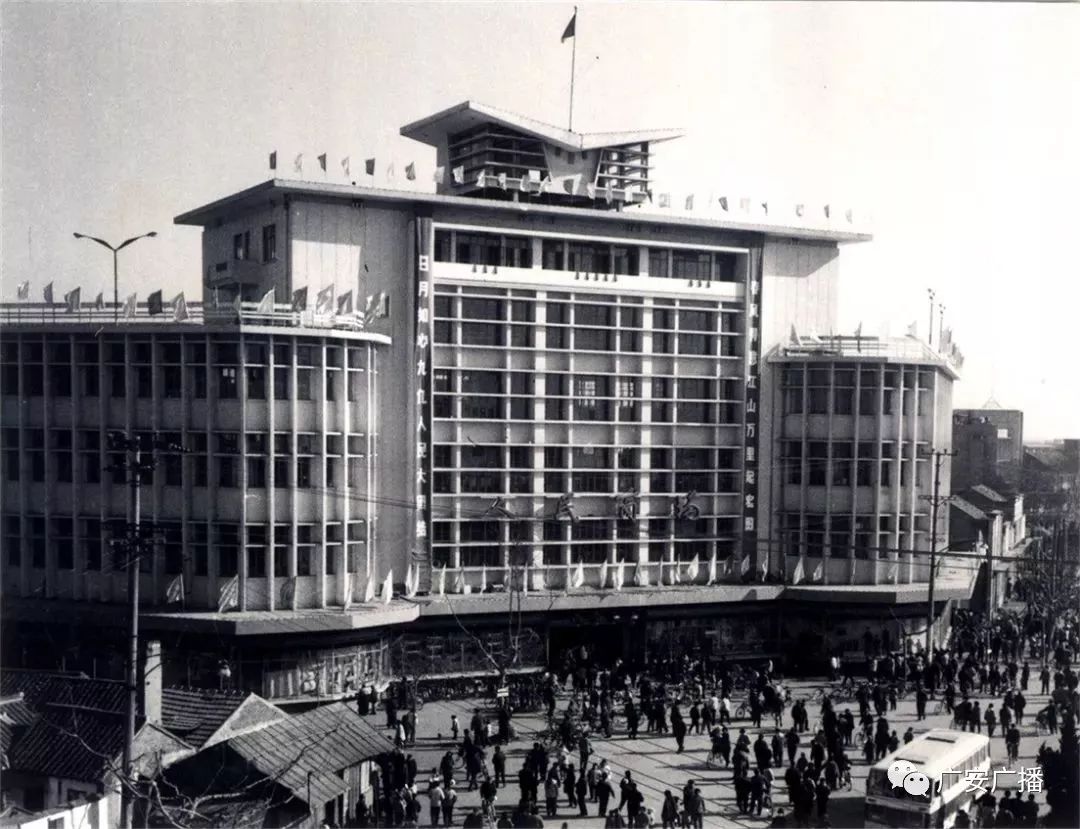 2001年,姜涛的"席殊书屋"在解放路盐中校门口正式开张,"最初朋友建议