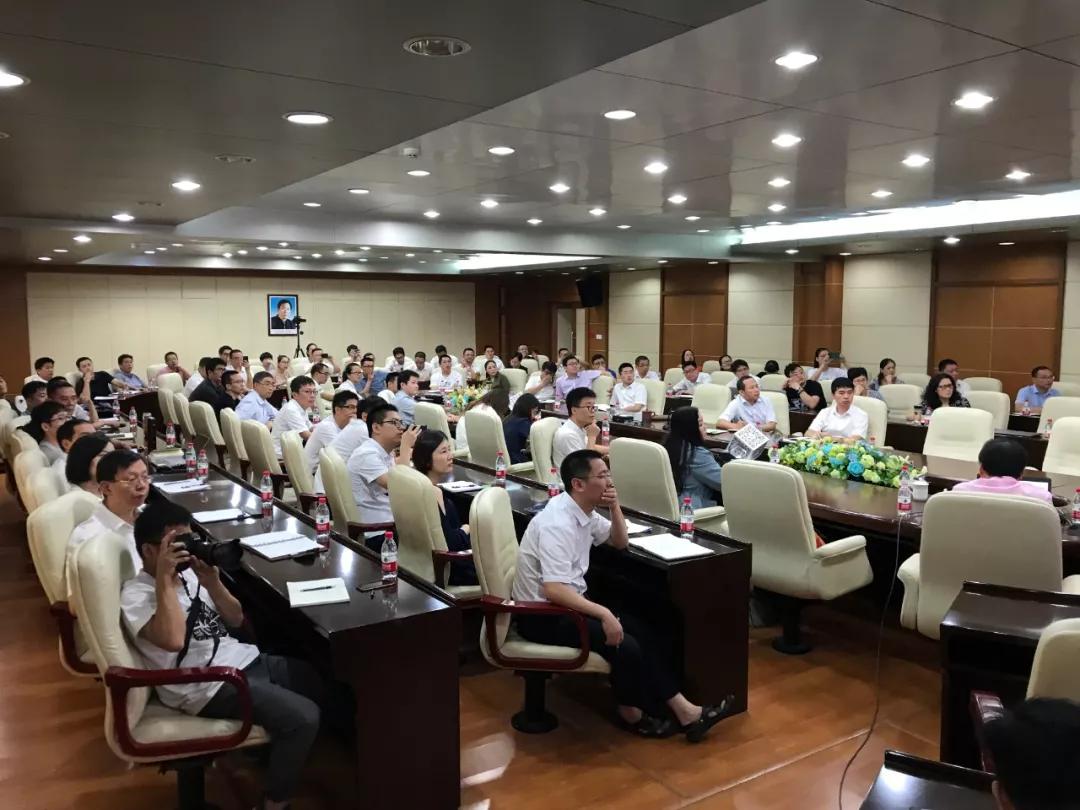 人员向德安杰专家团队介绍了大丰集团创始人 丰国勋先生的生平事迹