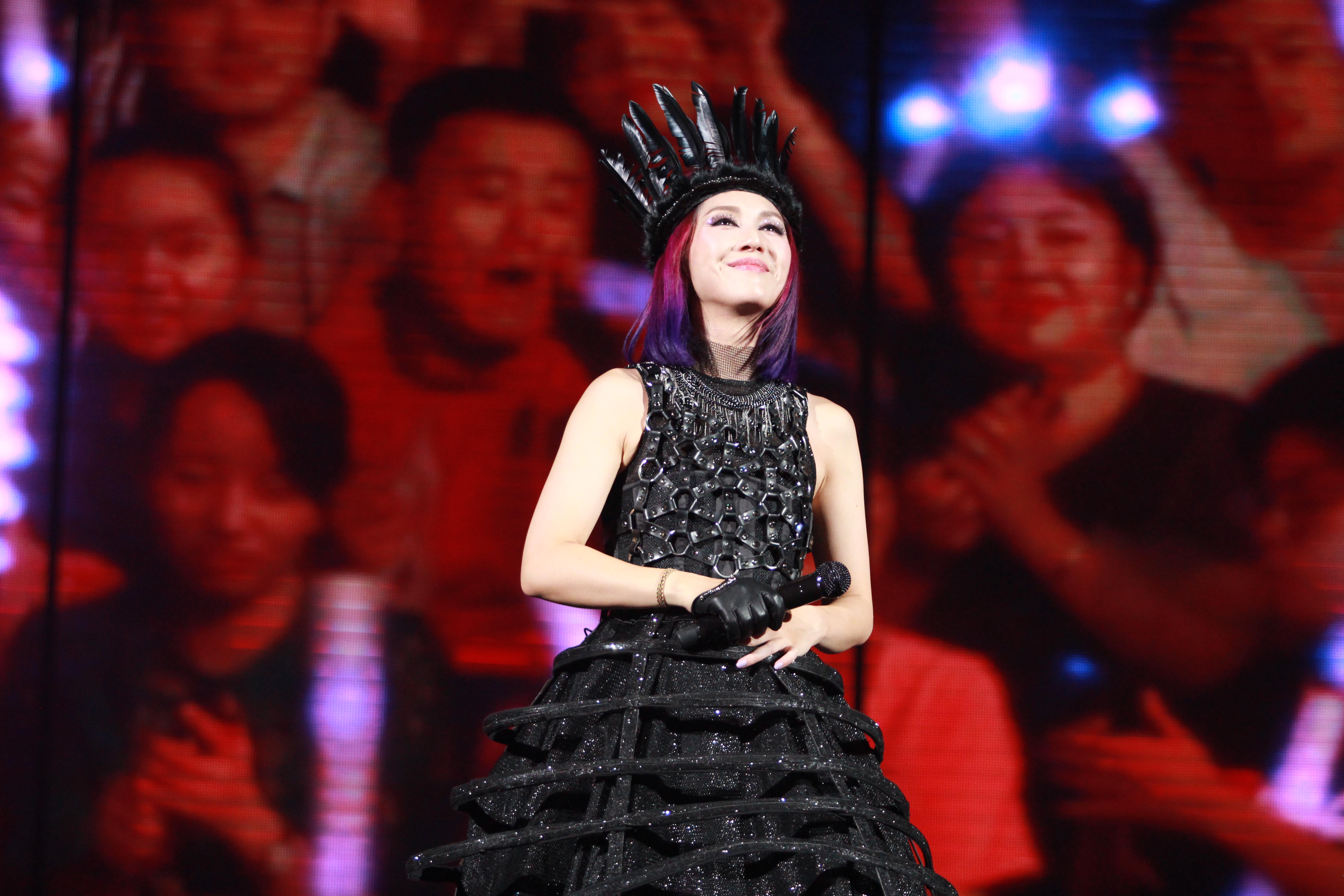 杨千嬅南京演唱会深情开唱劲歌金曲掀热潮