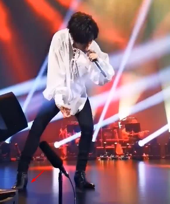 薛之谦穿破洞裤我忍了,紧身裤也忍了,看到高跟鞋:忍无可忍